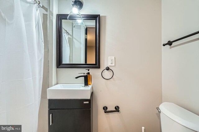 3540 Keswick Rd, Baltimore, MD 21211 - bathroom with vanity, toilet, and curtained shower