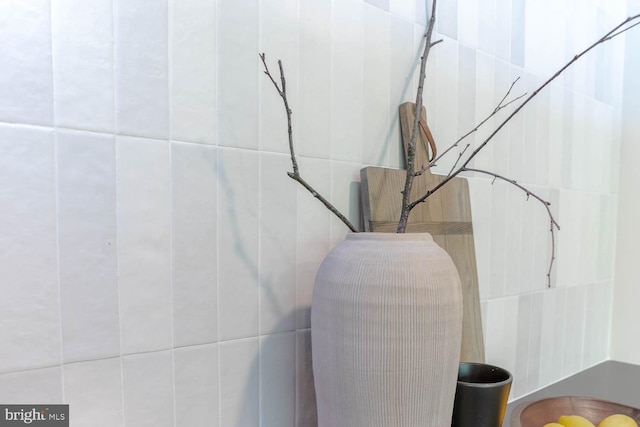 555 Hillcrest Ave, State College, PA 16803 - detailed view of tile walls