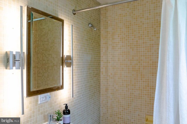 555 Hillcrest Ave, State College, PA 16803 - full bath featuring tiled shower