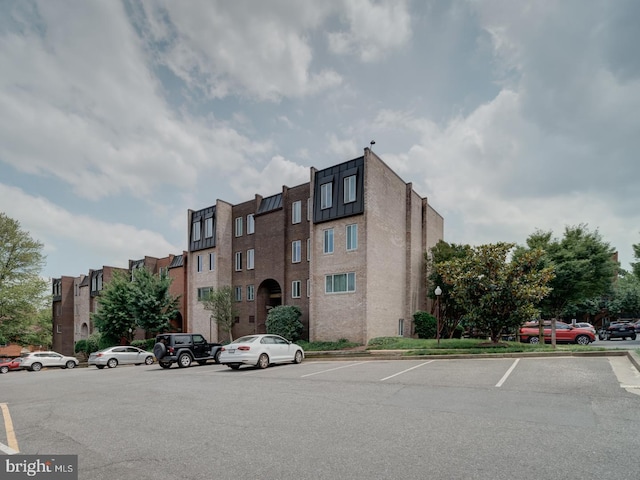 5017 7th Rd S Unit 101, Arlington, VA 22204 - view of property featuring uncovered parking