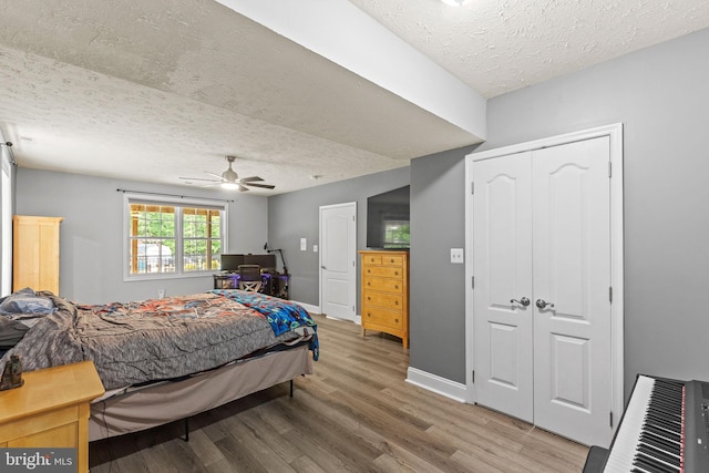 26471 N Sandgates Rd, Mechanicsville, MD 20659 - bedroom featuring wood finished floors, a textured ceiling, baseboards, and ceiling fan