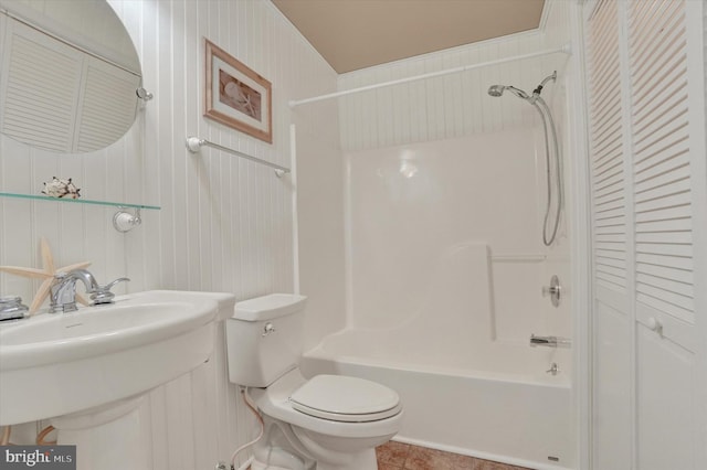 2325 Slater Hill Ln E Unit 39, York, PA 17406 - full bathroom featuring toilet, washtub / shower combination, a closet, tile patterned floors, and a sink