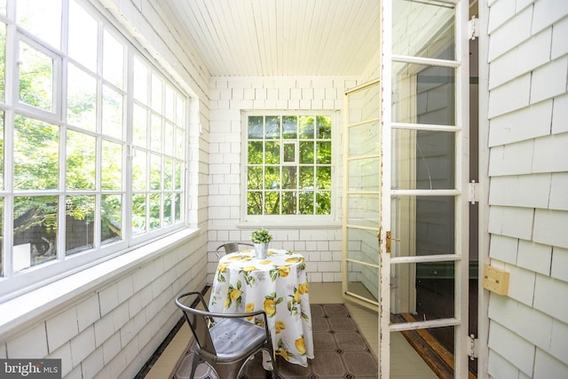 403 Club Rd, Baltimore, MD 21210 - view of sunroom / solarium