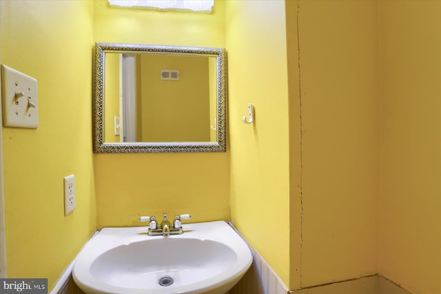 6483 Heatherfield Way, Harrisburg, PA 17112 - bathroom featuring a sink