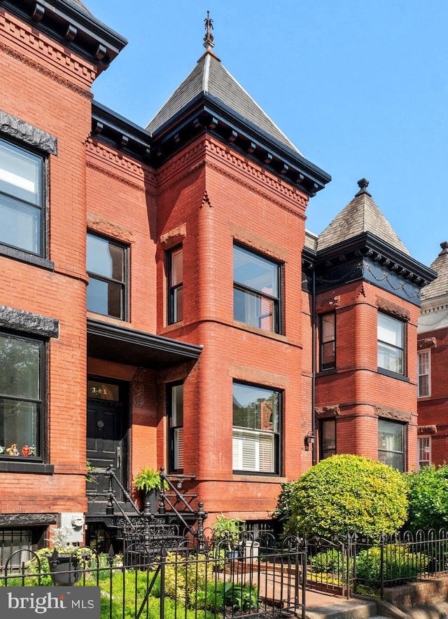 111 8th St SE, Washington, DC 20003 - view of property with a fenced front yard