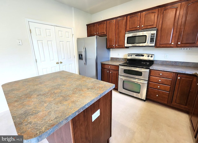 10361 Bridle Ct, Hagerstown, MD 21740 - kitchen with stainless steel appliances, a center island, and dark countertops