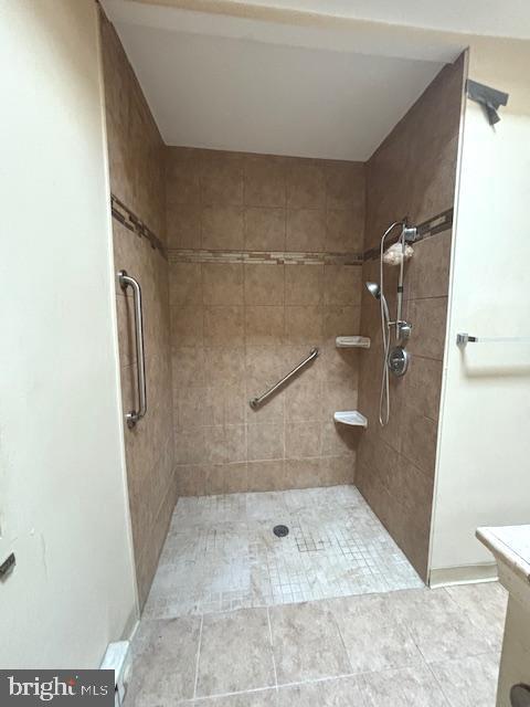 5328 Willows Ave, Philadelphia, PA 19143 - full bath with tiled shower