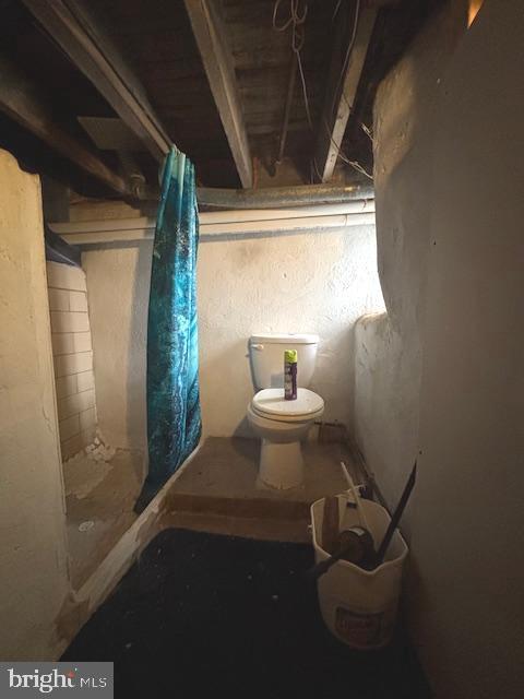 5328 Willows Ave, Philadelphia, PA 19143 - full bath with toilet and a shower with curtain