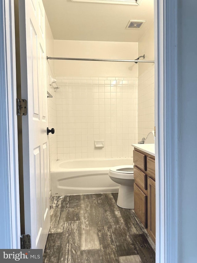 9807 Woodyard Cir, Upper Marlboro, MD 20772 - bathroom featuring wood finished floors, vanity, and washtub / shower combination