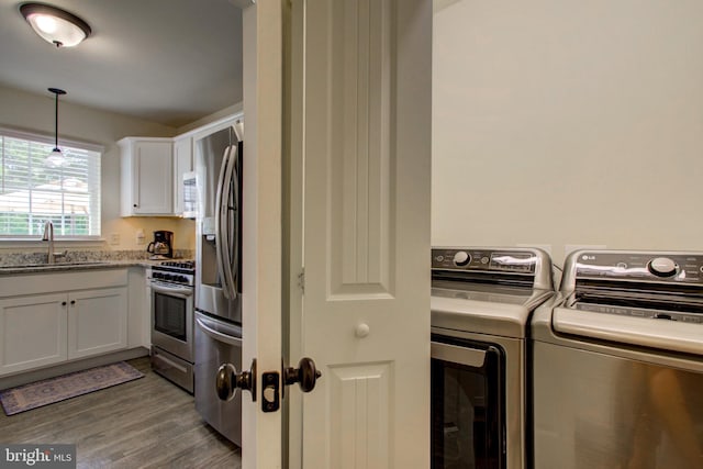 605 Byler Cir, Lebanon, PA 17042 - laundry room with washing machine and clothes dryer and wood finished floors