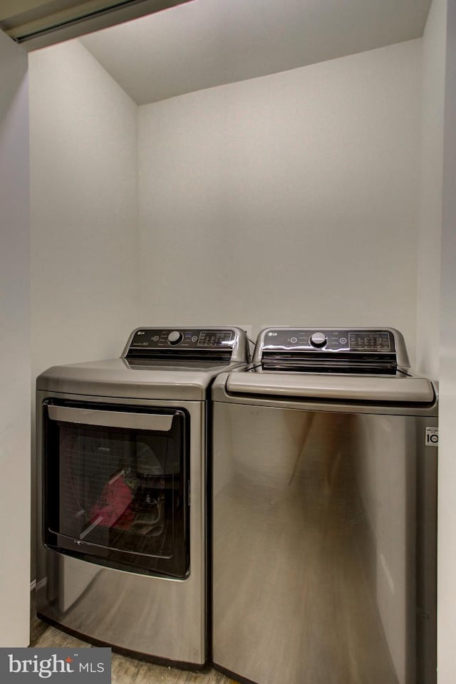 605 Byler Cir, Lebanon, PA 17042 - laundry area featuring independent washer and dryer and wood finished floors