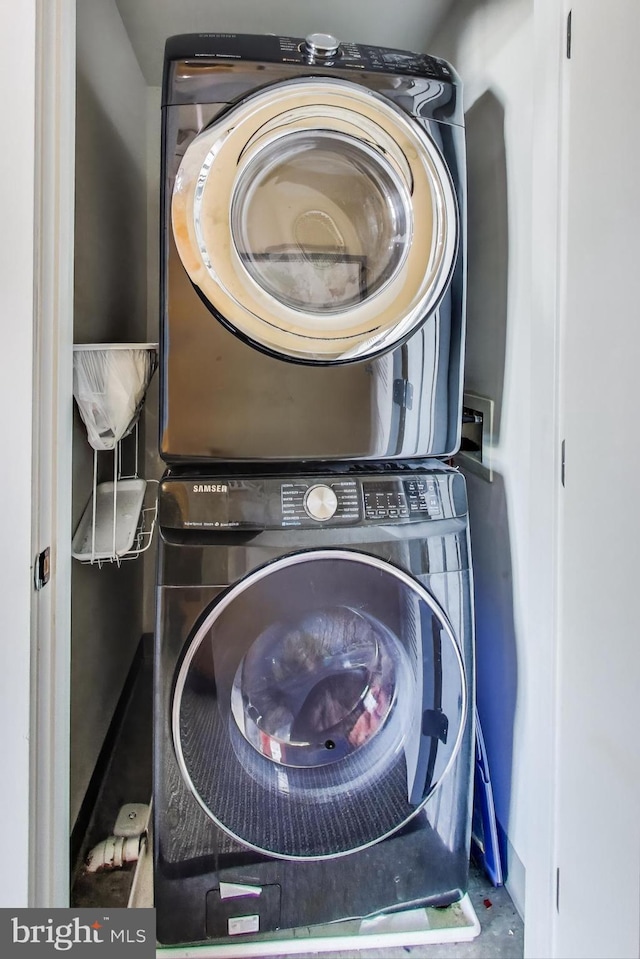 910 M St NW Unit 1022, Washington, DC 20001 - laundry room with estacked washer and dryer