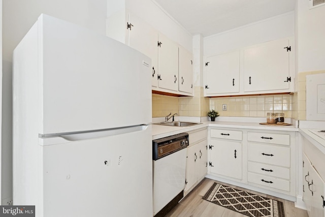 1900 John F Kennedy Blvd Unit 924, Philadelphia, PA 19103 - kitchen with white appliances, white cabinets, light wood-style flooring, decorative backsplash, and crown molding