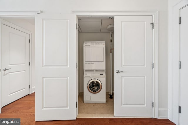 50 S 16th St Unit 4507, Philadelphia, PA 19102 - laundry area with stacked washer / drying machine and wood finished floors