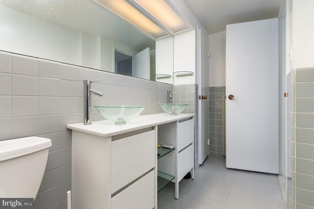 4201 Cathedral Ave NW Unit 910W, Washington, DC 20016 - bathroom with tile walls, tile patterned floors, and vanity