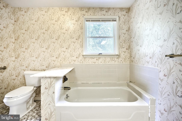 3314 Skyview Dr, Glenville, PA 17329 - full bath featuring a bath, toilet, and wallpapered walls