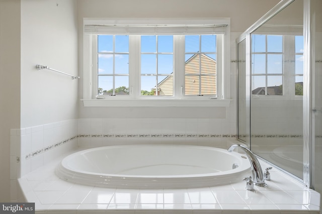 6513 Debhill Ln, Gainesville, VA 20155 - full bath featuring a garden tub and healthy amount of natural light