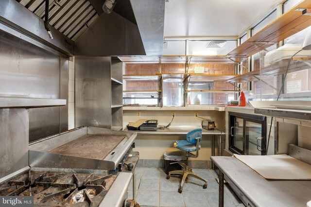 2400 Druid Hill Ave, Baltimore, MD 21217 - kitchen featuring open shelves