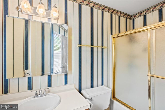 1417 Cambridge Ct, Palmyra, PA 17078 - bathroom featuring wallpapered walls, toilet, vanity, and bath / shower combo with glass door