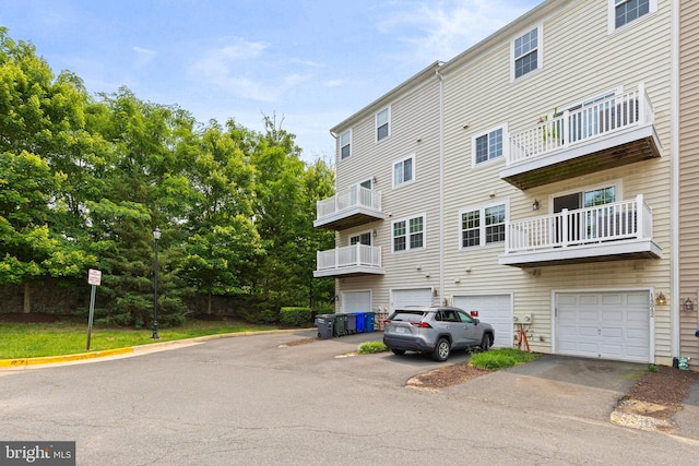 14842 Mason Creek Cir, Woodbridge, VA 22191 - back of house with a garage and driveway