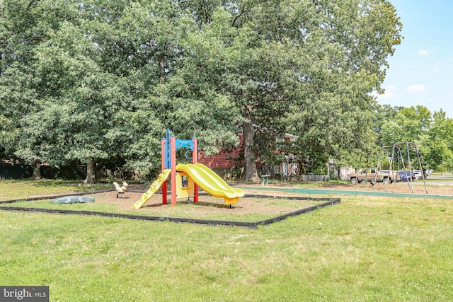 903 Bellows Ave, Fredericksburg, VA 22405 - communal playground featuring a lawn and view of wooded area