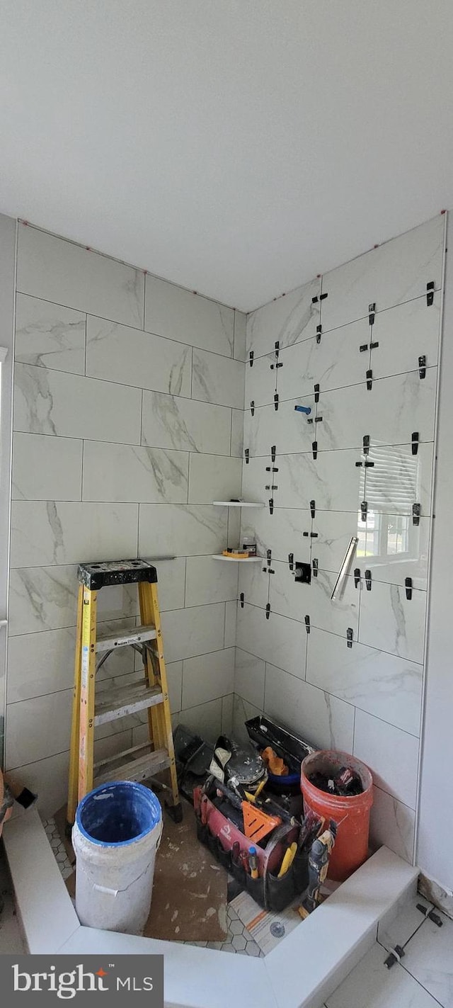 424 Exton Rd, Hatboro, PA 19040 - detailed view of tile walls