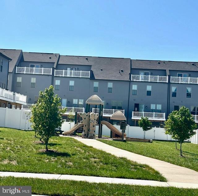 45401 Daveno Sq, Sterling, VA 20164 - view of home's community featuring a yard