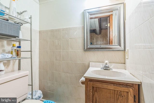 5959 Rowanberry Dr Unit 8E, Elkridge, MD 21075 - bathroom featuring tile walls, vanity, and toilet