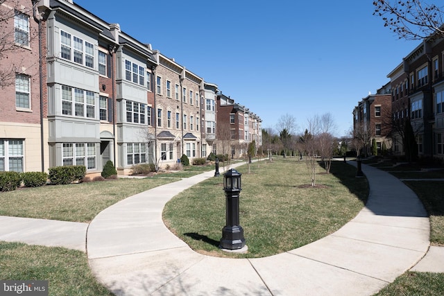 817 Fair Winds Way Unit 290, Oxon Hill, MD 20745 - surrounding community with a yard