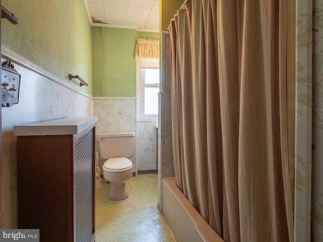 1947 Fairview Ave, Reading, PA 19606 - full bath featuring toilet, shower / tub combo, and vanity
