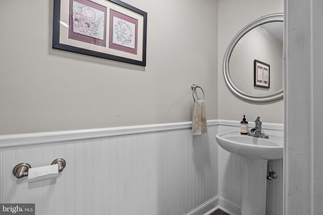 48 Deer Run Rd, Perkasie, PA 18944 - bathroom with wainscoting