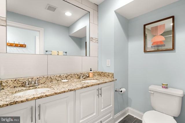 206 E Randall St, Baltimore, MD 21230 - bathroom featuring baseboards, double vanity, toilet, wood finished floors, and recessed lighting