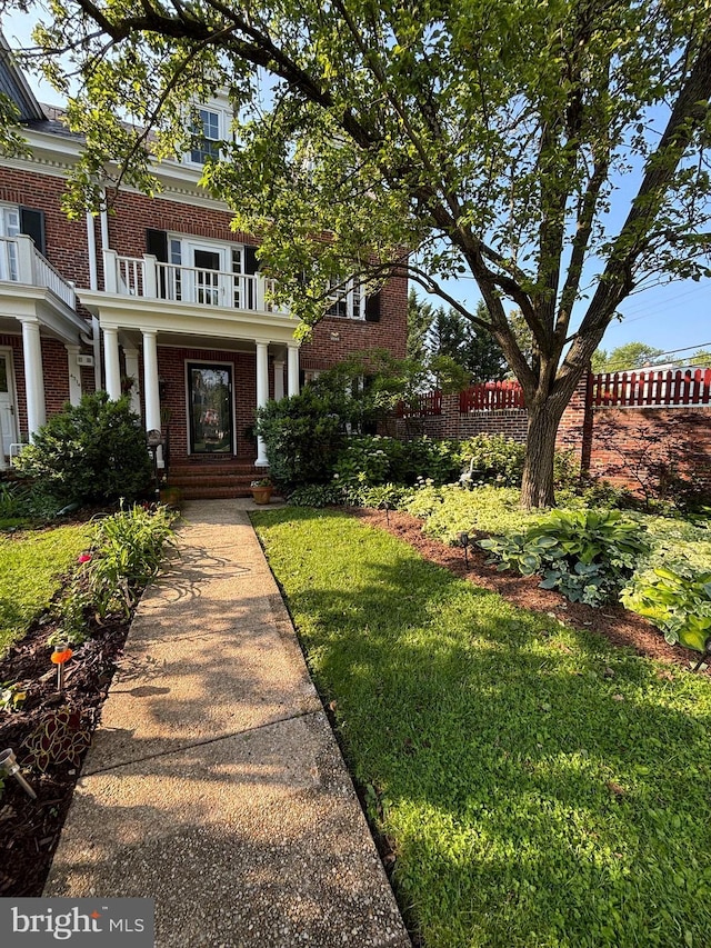 4316 Roland Ave, Baltimore, MD 21210 - view of yard featuring a balcony