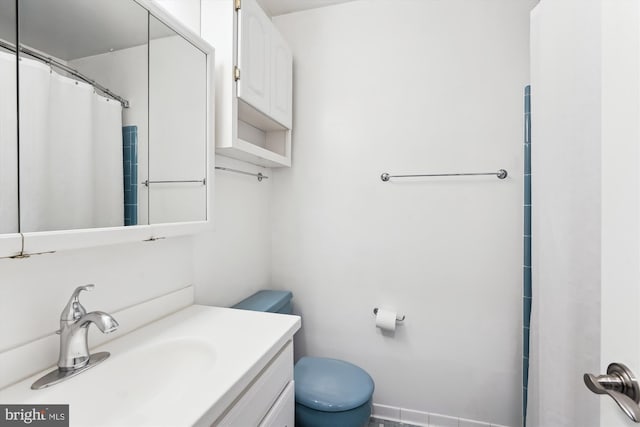 9505 Spinet Ct, Vienna, VA 22182 - bathroom featuring vanity, toilet, and curtained shower
