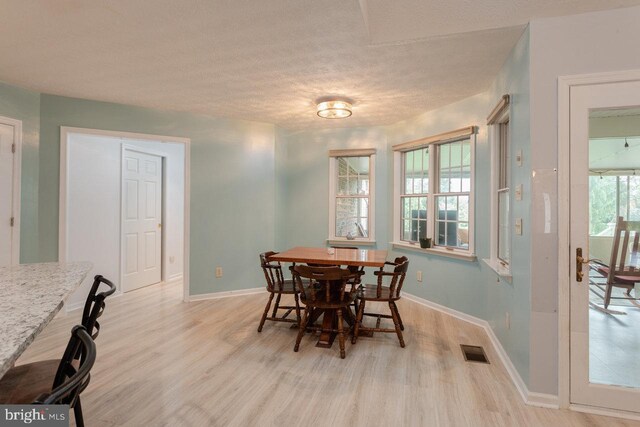 1492 Cumberland Dr, Rockingham, VA 22801 - dining area featuring light wood-type flooring, a textured ceiling, and baseboards