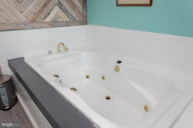 1492 Cumberland Dr, Rockingham, VA 22801 - full bath featuring a whirlpool tub