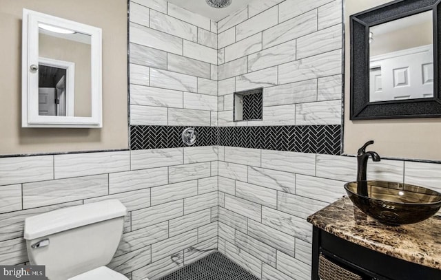 6715 Valley Park Rd, Capitol Heights, MD 20743 - bathroom with tiled shower, toilet, vanity, and tile walls