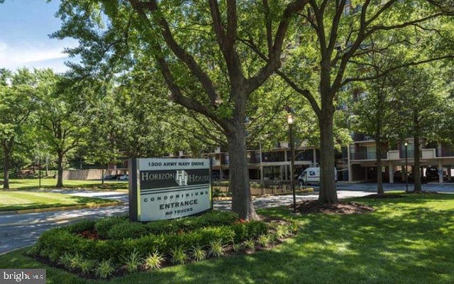 1300 Army Navy Dr Unit 803, Arlington, VA 22202 - surrounding community with a lawn
