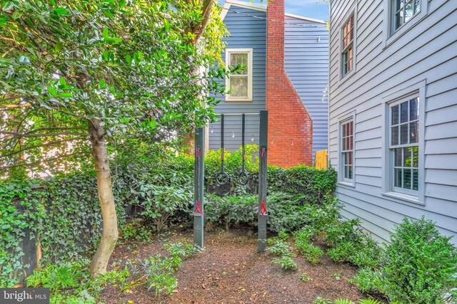 323 N Patrick St, Alexandria, VA 22314 - view of side of property