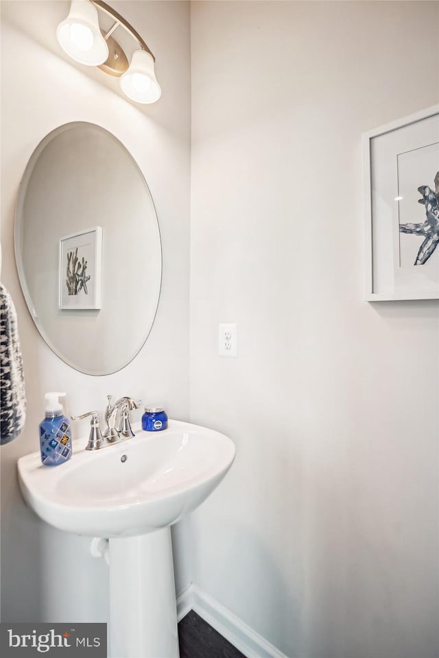 43436 Apple Orchard Sq, Ashburn, VA 20148 - bathroom featuring baseboards