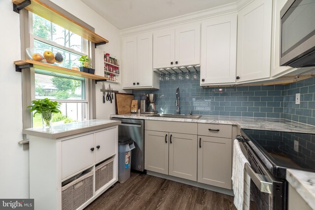 832 N Warren St, Pottstown, PA 19464 - kitchen featuring appliances with stainless steel finishes, a sink, light countertops, tasteful backsplash, and dark wood-style floors