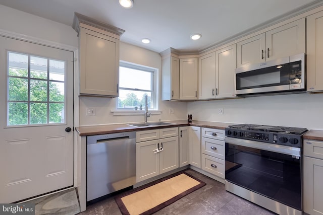 1304 Maple Ave, Lancaster, PA 17603 - kitchen featuring stainless steel appliances, recessed lighting, and a sink