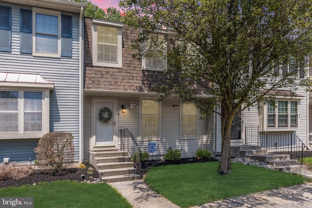 621 Foxton Ct, West Deptford, NJ 08051 - view of front of house featuring roof with shingles and a front yard