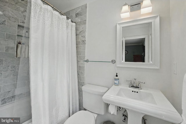 6622 Skyline Ct, Alexandria, VA 22307 - bathroom with toilet, a sink, and shower / tub combo with curtain