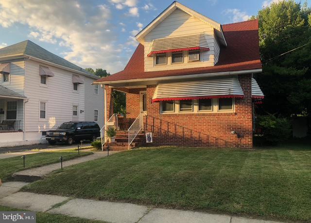 31 Elvin Ave, Penns Grove, NJ 08069 - bungalow-style home with a front yard and brick siding