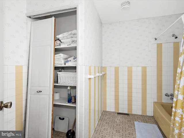 435 Yellow Spgs S, Laurel, MD 20724 - bathroom with wallpapered walls and shower / tub combo with curtain