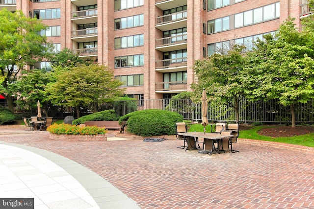 1805 Crystal Dr Unit 1110S, Arlington, VA 22202 - surrounding community featuring outdoor dining area