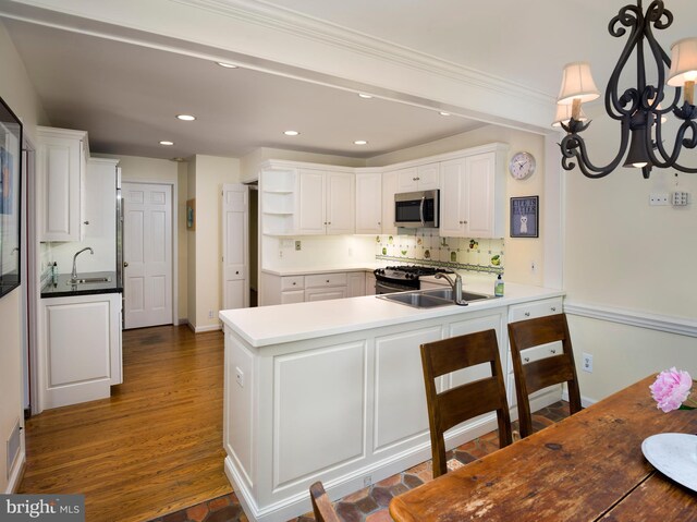 825 Parkes Run Ln, Villanova, PA 19085 - kitchen featuring appliances with stainless steel finishes, a sink, a peninsula, recessed lighting, and white cabinetry