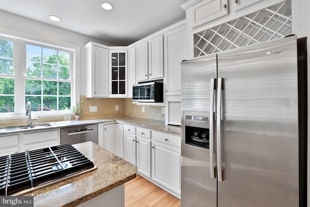 17301 Roundmont Pl, Round Hill, VA 20141 - kitchen with appliances with stainless steel finishes, a sink, white cabinetry, glass insert cabinets, and recessed lighting
