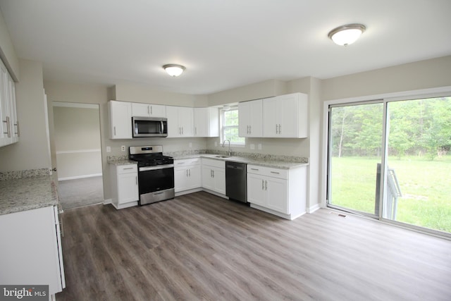 7 E Edgewater Ct, Sicklerville, NJ 08081 - kitchen featuring stainless steel appliances, a sink, baseboards, and white cabinets